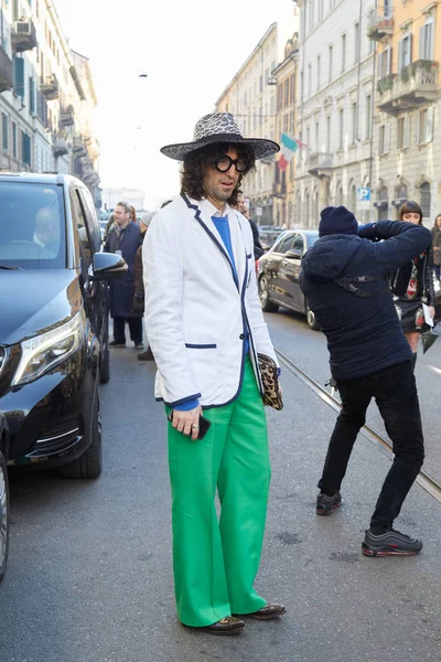 Muž se zelenými kalhotami a bílým kabátem před módní přehlídce Johna Richmonda, milánský styl týdne — Stock fotografie