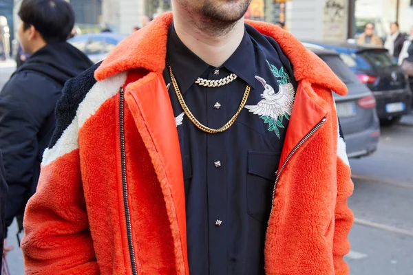 Homem com casaco de pele laranja e camisa preta com design de pássaro guindaste antes do desfile de moda John Richmond, estilo de rua Milan Fashion Week — Fotografia de Stock