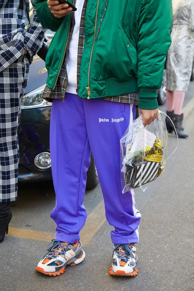Muž s purpurovými kalhoty Palm Angels, zelená bombardér a průhledný pytel před módním šou Johna Richmonda, ulice Milán módní týden — Stock fotografie
