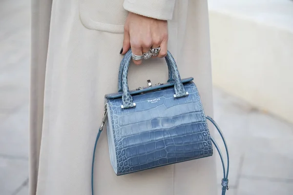 Woman with blue crocodile leather Serapian bag before Neil Barrett fashion show, Milan Fashion Week street style — Zdjęcie stockowe