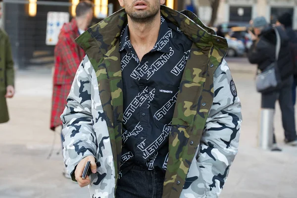 Homme avec chemise Vetements noire et manteau de camouflage avant le défilé Neil Barrett, Milan Fashion Week street style — Photo