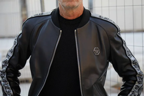 Neil Barrett defilesinden önce siyah deri Philipp Plein ceketli adam, Milano Moda Haftası sokak stili — Stok fotoğraf