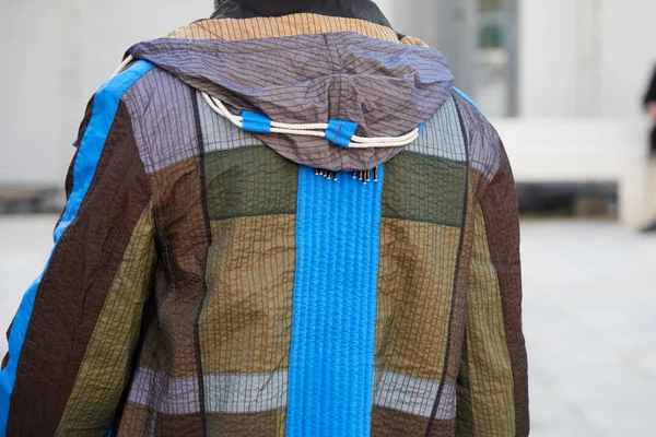 Άνθρωπος με παλτό με κουκούλα σε μπλε, καφέ και πράσινα χρώματα πριν από την επίδειξη μόδας του Νιλ Μπάρετ, στυλ Street εβδομάδα μόδας του Μιλάνου — Φωτογραφία Αρχείου