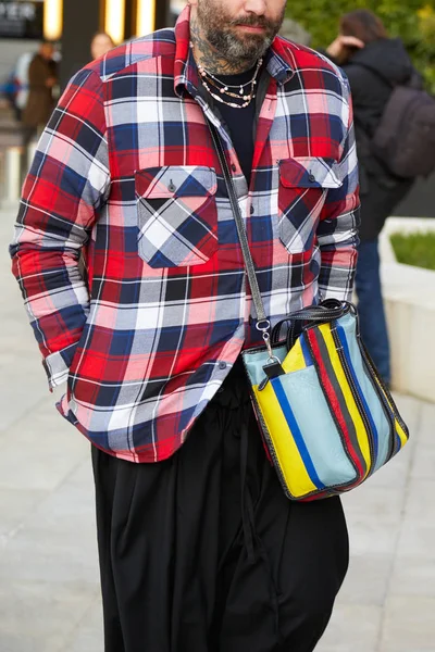 Людина з червоним, синім і білим картатий сорочку і барвисті сумки перед Ніл Барретт показ мод, Мілан тиждень моди вулиці стилю — стокове фото