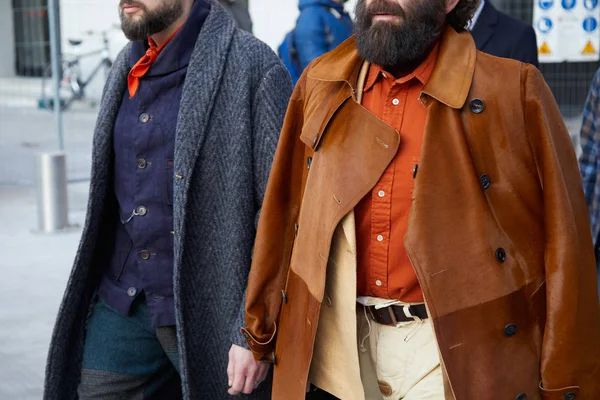 Homens com casaco de couro marrom e camisa laranja antes Neil Barrett desfile de moda, Milan Fashion Week street style — Fotografia de Stock