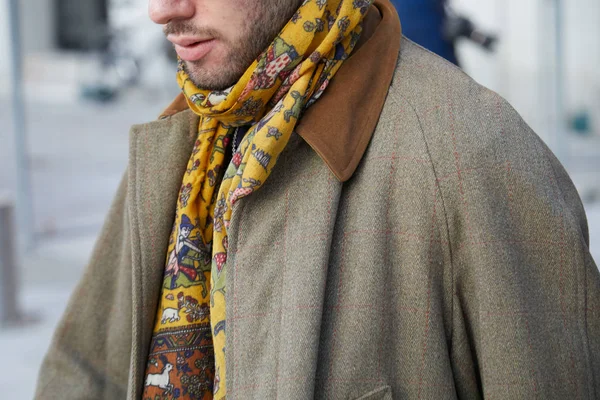 Uomo con sciarpa gialla e cappotto beige prima della sfilata Neil Barrett, Milano Fashion Week street style — Foto Stock