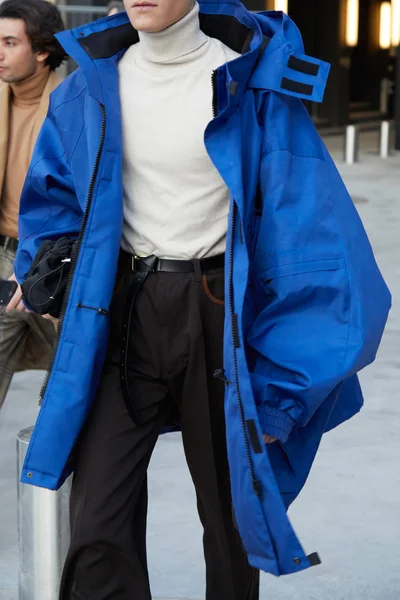 Hombre con chaqueta grande, azul y cuello alto blanco antes de Neil Barrett desfile de moda, Milan Fashion Week street style — Foto de Stock