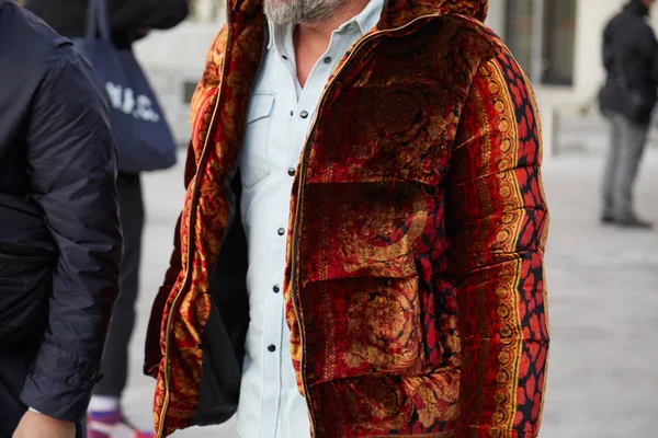 Homem com casaco acolchoado de veludo vermelho antes Neil Barrett desfile de moda, Milan Fashion Week street style — Fotografia de Stock