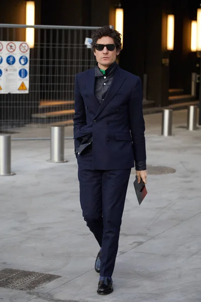 Hombre con traje azul y camisa negra caminando antes de Neil Barrett desfile de moda, Milan Fashion Week street style —  Fotos de Stock