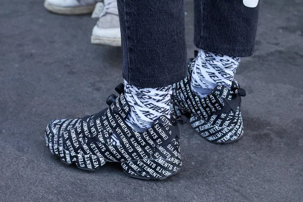 Hombre con zapatillas Vetements en blanco y negro antes del desfile de moda Spyder, Milan Fashion Week street style —  Fotos de Stock