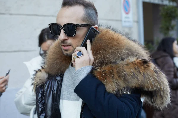 Homem com jaqueta com pescoço de pele marrom antes do desfile de moda Spyder, estilo de rua Milan Fashion Week — Fotografia de Stock