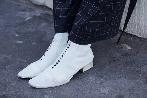 Człowiek z białymi butami i czarno-białe spodnie w kratkę przed Spyder pokaz mody, Milan Fashion Week styl ulicy — Zdjęcie stockowe