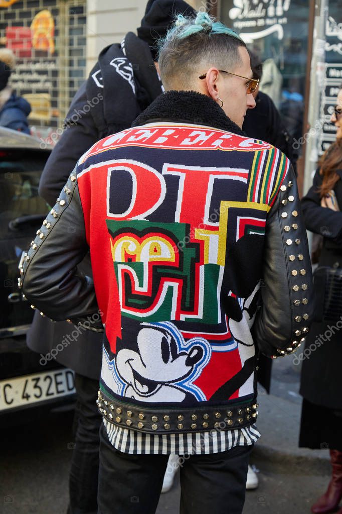 Uomo con giacca Iceberg con Topolino e borchie prima della sfilata