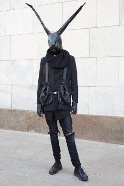 Toplam siyah kıyafet ve ürpertici tavşan maskesi giyen adam, moda haftası, Milan