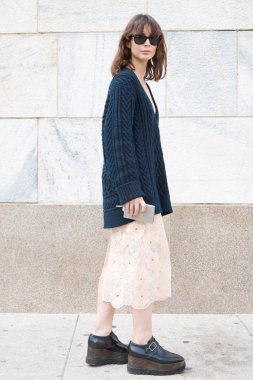 Şık kıyafet ve güneş gözlüğü kadın, moda haftası, Milan