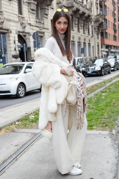 Mulher Roupa Elegante Com Casaco Pele Branca Fashion Week Milão — Fotografia de Stock