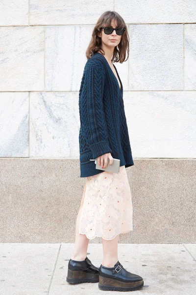 Şık kıyafet ve güneş gözlüğü kadın, moda haftası, Milan