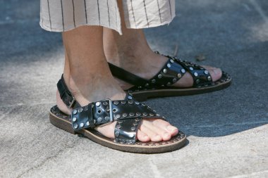 Emporio Armani defilesi öncesi çıtçıtlı siyah deri sandaletlerle adam, 17 Haziran 2017'de Milano Moda Haftası sokak stili.
