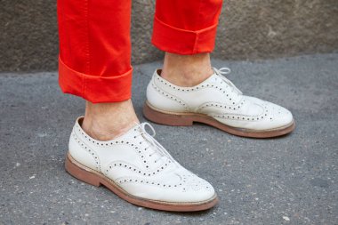 Les Hommes defilesi öncesi kırmızı pantolonlu ve beyaz deri ayakkabılı adam, 17 Haziran 2017'de Milano'da Milano Moda Haftası sokak stili.