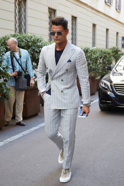 Versace defilesi öncesi açık gri çizgili takım elbiseli Frank Galluccio, 17 Haziran 2017'de Milano Moda Haftası sokak stili.