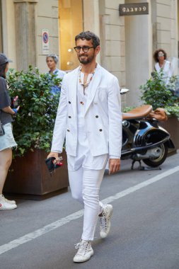 Versace defilesi öncesi beyaz takım elbiseli ve kabuklu kolyeli adam, 17 Haziran 2017'de Milano'da Milano Moda Haftası sokak stili.