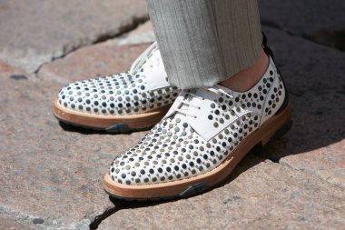 Salvatore Ferragamo defilesinden önce çıtçıtlı beyaz ayakkabılı adam, Milano Moda Haftası sokak stili 18 Haziran 2017'de Milano'da.