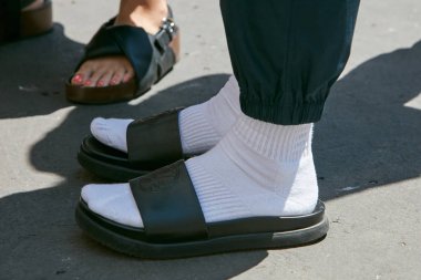 Salvatore Ferragamo defilesinden önce beyaz çoraplı siyah uyuyanlar, Milano Moda Haftası sokak stili 18 Haziran 2017'de Milano'da.