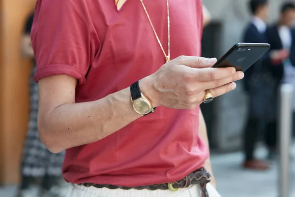 Hombre con reloj Rolex de oro comprobar el teléfono inteligente antes de Emporio Armani desfile de moda, Milán Fashion Week street style on junio 17, 2017 in Milan . — Foto de Stock