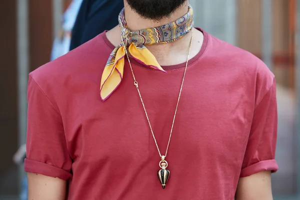 Мужчина в красной футболке, желтой бандане и золотом ожерелье перед показом Emporio Armani, уличный стиль Миланской недели моды 17 июня 2017 года в Милане . — стоковое фото
