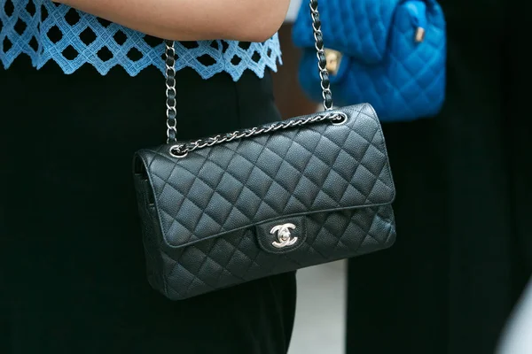 Wanita dengan tas kulit hitam Chanel dan jaket biru sebelum pertunjukan mode Emporio Armani, Milan Fashion Week gaya jalan pada tanggal 17 Juni 2017 di Milan . — Stok Foto