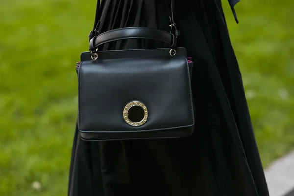 Wanita dengan tas kulit Bulgari hitam sebelum peragaan busana Emporio Armani, Milan Fashion Week street style pada 17 Juni 2017 di Milan . — Stok Foto