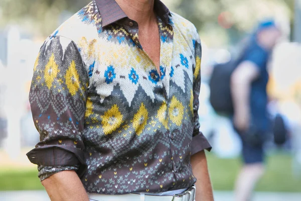 Homme avec chemise géométrique aux couleurs marron, jaune et blanc avant le défilé Emporio Armani, Milan Fashion Week street style le 17 juin 2017 à Milan . — Photo