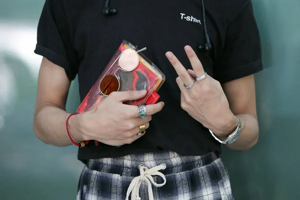 Man med lite transparent väska och ringar, handtecken på seger innan Emporio Armani Fashion Show, Milan Fashion Week Street Style den 17 juni, 2017 i Milano. — Stockfoto