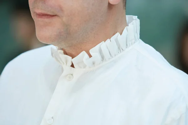 Man with white shirt with neck puff before Emporio Armani fashion show, Milan Fashion Week street style on June 17, 2017 in Milano . — Fotografie, imagine de stoc