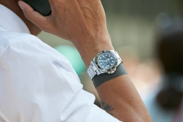 Homem com relógio Rolex Submariner e pulseira preta tatuagem antes Emporio Armani desfile de moda, Milan Fashion Week street style em junho 17, 2017 em Milão . — Fotografia de Stock