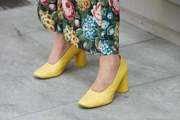 Woman with yellow high heel shoes and floral skirt before Emporio Armani fashion show, Milan Fashion Week street style on June 17, 2017 in Milan. — 스톡 사진