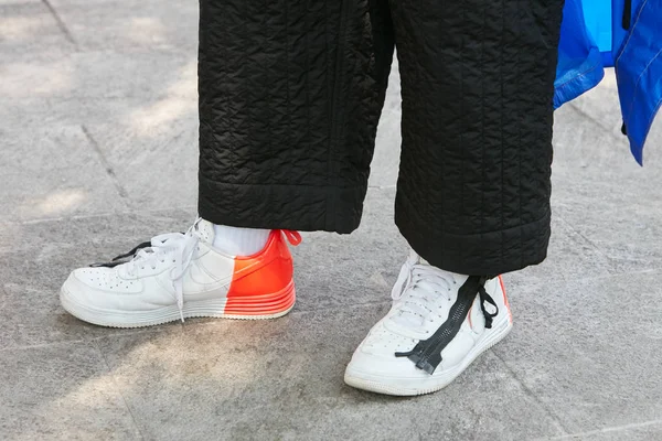 Homme avec Nike blanc, orange et noir avant le défilé Emporio Armani, Milan Fashion Week street style le 17 juin 2017 à Milan . — Photo