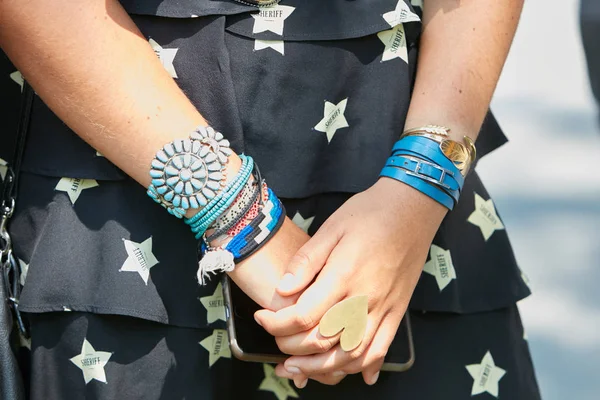 Woman with blue bracelets and golden heart ring before Emporio Armani fashion show, Milan Fashion Week street style on June 17, 2017 in Milan. — 스톡 사진