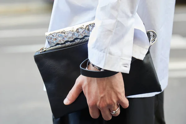 Homme avec sac en cuir noir et enveloppe argentée avant le défilé Les Hommes, Milan Fashion Week street style le 17 juin 2017 à Milan . — Photo