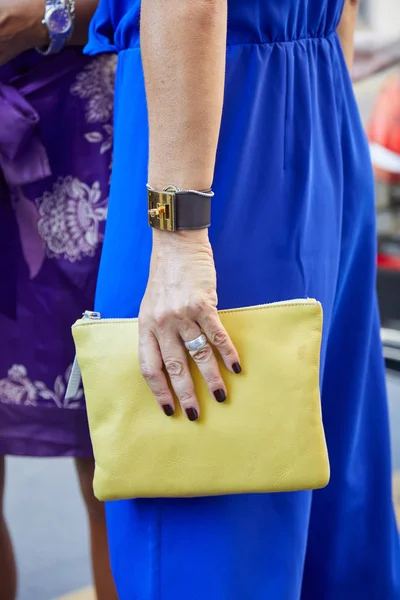 Donna con borsa gialla e abito blu prima della sfilata Les Hommes, Milano Fashion Week street style il 17 giugno 2017 a Milano . — Foto Stock