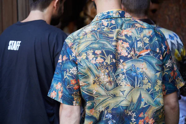 2017年6月17日，米兰时装周街头风格在米兰举行的Les Hommes时装秀前，穿着热带花卉衬衫和工作人员黑色T恤的男性. — 图库照片