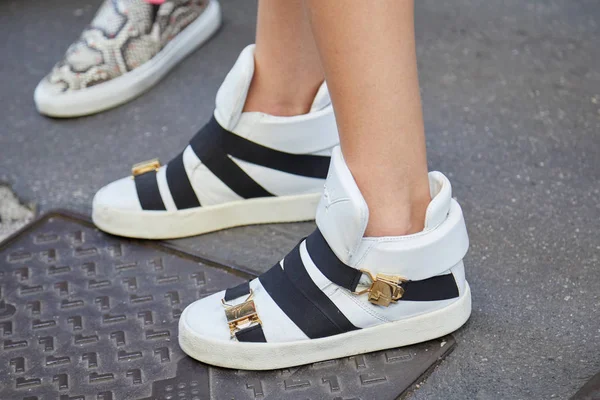 Mujer con Giuseppe Zanotti zapatillas blancas antes del desfile de moda Versace, Milan Fashion Week street style on junio 17, 2017 in Milan . —  Fotos de Stock