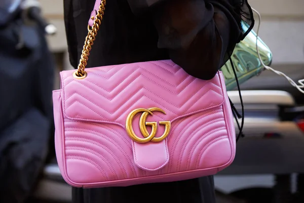 Mulher com saco de couro rosa Gucci com corrente dourada antes do desfile de moda Versace, estilo de rua Milan Fashion Week em 17 de junho de 2017 em Milão . — Fotografia de Stock