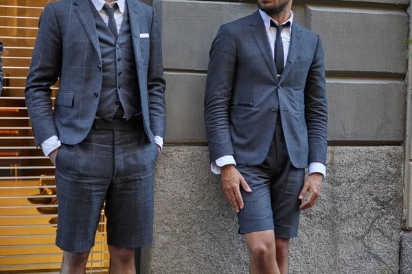 Muži s šedým oblečkem a krátkými kalhotami před Versackem módní šou, v Miláně módní týden na 17. června 2017 v Miláně. — Stock fotografie
