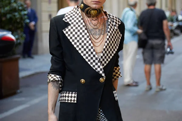 Homem com gola dourada e preta e tatto lenço antes Versace desfile de moda, Milan Fashion Week street style em junho 17, 2017 em Milão . — Fotografia de Stock