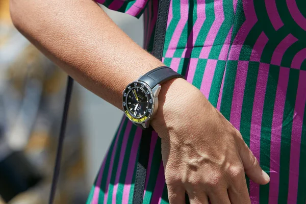 Woman with IWC Aquatimer watch and green and purple dress before Salvatore Ferragamo fashion show, Milan Fashion Week street style on June 18, 2017 in Milan. — 스톡 사진