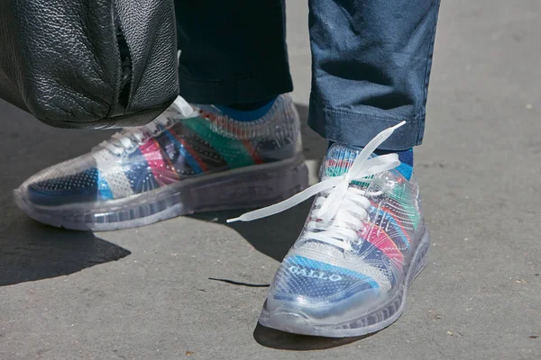 Hombre con zapatos transparentes con calcetines a rayas antes del desfile de moda Salvatore Ferragamo, Milan Fashion Week street style on junio 18, 2017 in Milan . —  Fotos de Stock