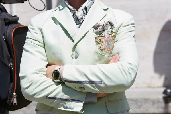 Man med blek grön jacka med emblem innan Salvatore Ferragamo modevisning, Milan Fashion Week Street Style den 18 juni, 2017 i Milano. — Stockfoto