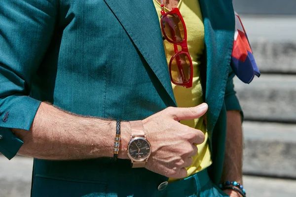 Homem com relógio Maserati dourado, jaqueta verde e camiseta amarela antes Salvatore Ferragamo desfile de moda, Milan Fashion Week street style em junho 18, 2017 em Milão . — Fotografia de Stock