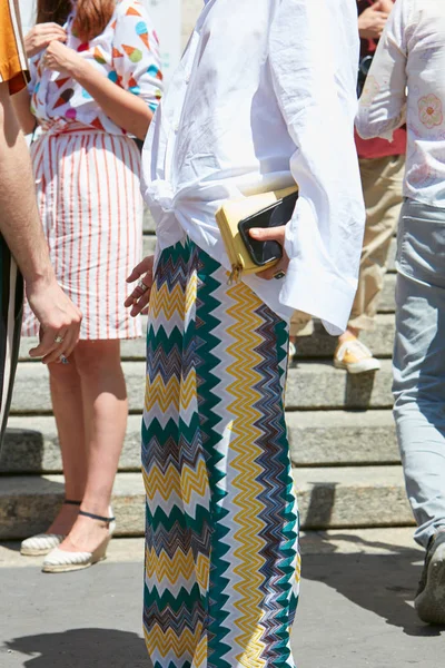Mujer con pantalones de diseño geométrico en amarillo, blanco y verde antes del desfile de moda Salvatore Ferragamo, Milan Fashion Week street style el 18 de junio de 2017 en Milán . —  Fotos de Stock